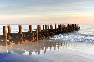 coney isola spiaggia a tramonto. foto