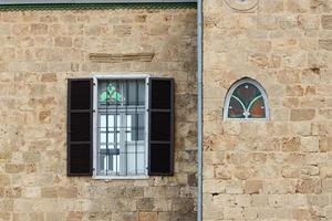 un' piccolo finestra nel un' Residenziale edificio nel un' grande città foto