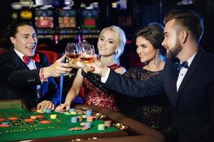 persone festeggiare loro vincere dopo riuscito gioco nel il casinò foto