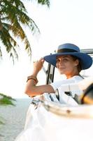 bellissimo donna nel blu cappello e bianca retrò cabriolet foto