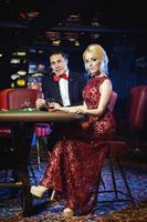 bellissimo e ricco coppia giocando roulette nel il casinò foto