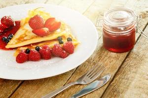 Pancakes con dolcezza frutti di bosco e zucchero polvere foto