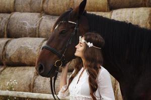 carino giovane donna e sua bellissimo cavallo foto