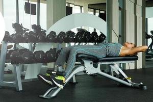 donna fare esercizio per sua addominali nel il Palestra foto