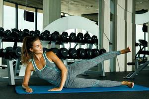 sportivo donna durante sua formazione nel il Palestra foto