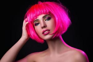 potrait di giovane donna con rosa capelli foto