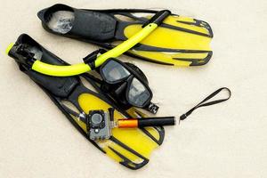 attrezzatura per lo snorkeling e azione telecamera foto