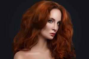 ritratto di donna con bellissimo rosso capelli foto