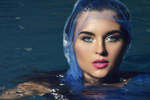 sexy modello con un' bellissimo trucco nel il nuoto piscina foto