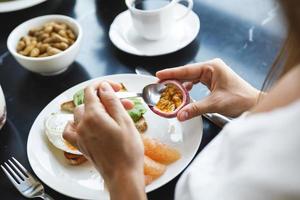 salutare prima colazione - donna è mangiare fresco passione frutta. foto