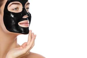 bellissimo donna con un' purificazione nero maschera su sua viso foto