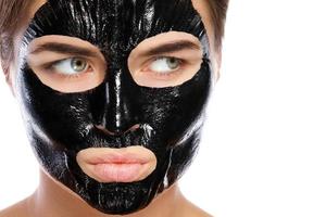 donna con purificazione nero maschera su sua viso foto