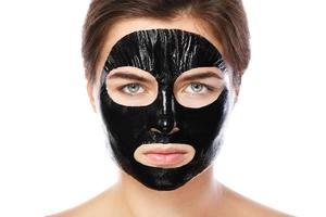 donna con purificazione nero maschera su sua viso foto