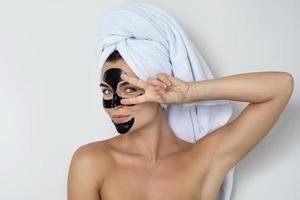 giovane e bellissimo donna con nero sbucciare maschera su sua viso foto