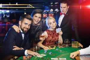 gruppo di ricco persone è giocando poker nel il casinò foto