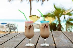 Pina colada cocktail con cioccolato sciroppo foto