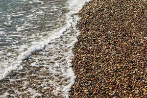 sfondo di ciottoli pietre su il spiaggia foto