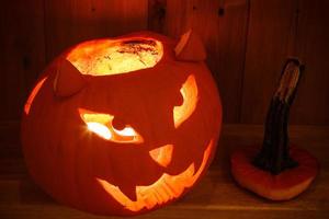 creativo zucca per Halloween nel forma di gatto museruola foto