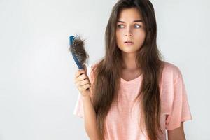 giovane donna è irritato perché di capelli perdita foto