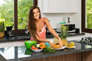 donna casalinga durante cucinando processi nel il cucina foto