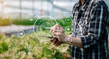 uomo mani giardinaggio lattuga nel azienda agricola con crescita processi e chimico formula su verde sfondo. con vr icona foto