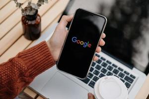 mani è digitando su Google ricerca motore a partire dal un' smartphone. Google è il maggiore Internet ricerca motore nel il mondo. foto