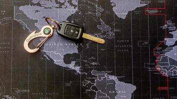 nero auto chiavi su nero carta geografica foto