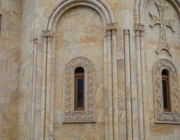 tempio muri con finestre. giallo-marrone Materiale. Chiesa rivestimento. sfondo a partire dal pietra piastrelle. foto