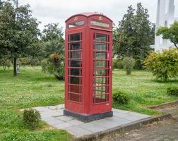 rosso telefono scatola. falso Telefono. scenario nel il città parco. divertimento mondo foto