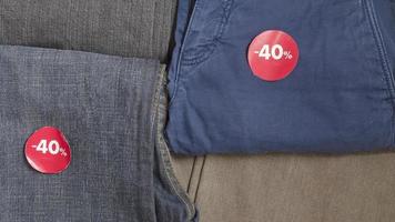 sconto 40 per cento su jeans.stagione saldi. foto