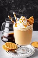 caramello caffè latte macchiato nel un' dolce bicchiere foto