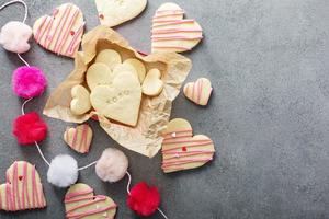 cuore sagomato biscotti per san valentino giorno foto