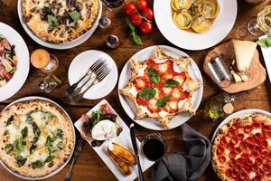 varietà di italiano cibo su il tavolo, Pizza, pasta e Antipasti foto