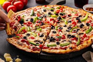 vegetariano Pizza con peperoni, funghi e olive foto