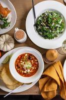 autunno cena tavolo alto tiro con insalata e antipasti foto