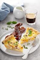 prima colazione piatto con Bacon e Patata quiche foto