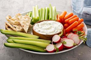 grande merenda tavola con tzatziki tuffo o salsa e fresco verdure foto