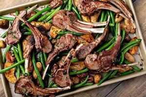 grigliato o arrostito agnello braciole con verde fagioli e patate foto