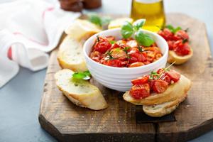 Bruschetta con arrostito pomodori foto