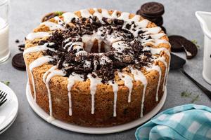 bundt libbra torta con cioccolato Sandwich biscotti e Smalto foto