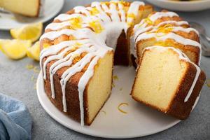 Limone libbra torta con polvere zucchero Smalto foto