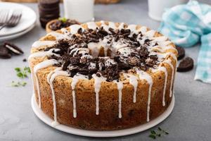 bundt libbra torta con cioccolato Sandwich biscotti e Smalto foto