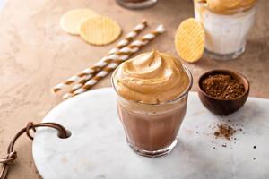 dalgona caffè con regolare e cioccolato latte nel un' bicchiere foto