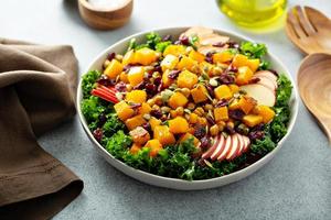 inverno o autunno insalata con cavolo e butternut schiacciare foto