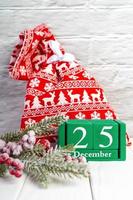Natale sfondo con decorato abete albero, rosso regalo Borsa e verde perpetuo calendario foto