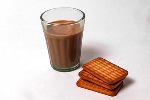 Grano biscotti nel il bianca piatto, atta biscotto, biscotti - vicino su di un' fresco prima colazione biscotti. foto