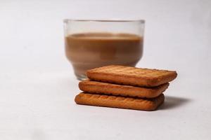 Grano biscotti nel il bianca piatto, atta biscotto, biscotti - vicino su di un' fresco prima colazione biscotti. foto