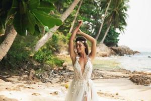 sensuale sposa indossare bellissimo nozze vestito su il tropicale isola foto