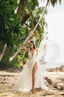 sensuale sposa indossare bellissimo nozze vestito su il tropicale isola foto