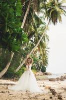 sensuale sposa indossare bellissimo nozze vestito su il tropicale isola foto